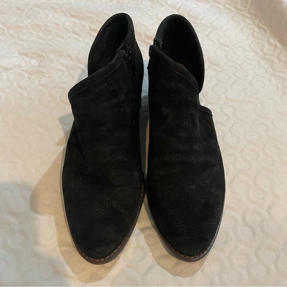 Lucky Brand Women’s 8.5 Black Suede Ankle Booties Perforated Heeled Shoes - Picture 2 of 7